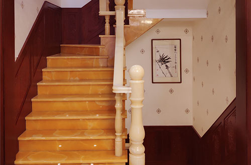 乌拉特前中式别墅室内汉白玉石楼梯的定制安装装饰效果